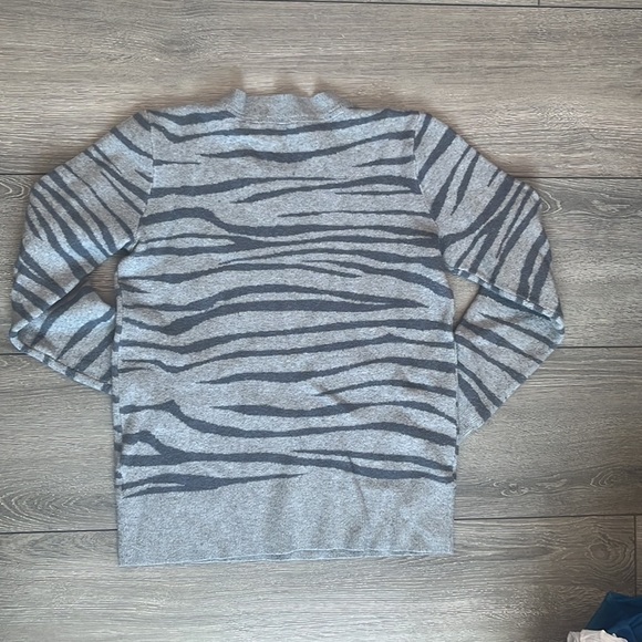 SM105 Denver Hayes sweater - Picture 3 of 4